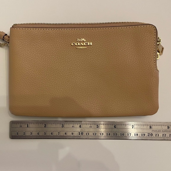 XTRA Slots (EUC) Coach Corner Zip Wallet Light Saddle 8 Card Wristlet - Picture 4 of 6